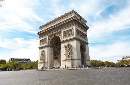 Parmi ces affirmations sur l'Arc de Triomphe des Champs-Élysées, laquelle est fausse ?