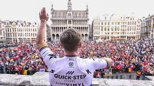En 2022, quel coureur cycliste prometteur a notamment remporté Liège-Bastogne-Liège, la clasica San Sebastian, le Tour d'Espagne et le championnat du monde sur route ?