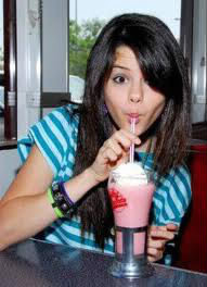 Selena est le leader du groupe..