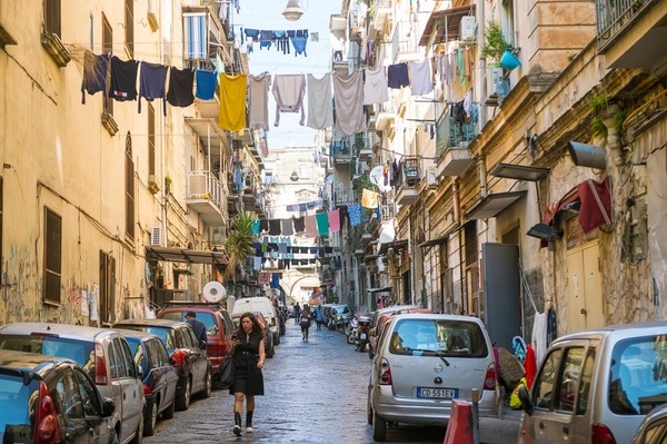 De quelle métropole italienne a-t-on beaucoup parlé en 2008 pour ses tonnes de déchets ?