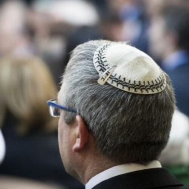 Comment s’appelle la coiffe traditionnelle religieuse juive ?