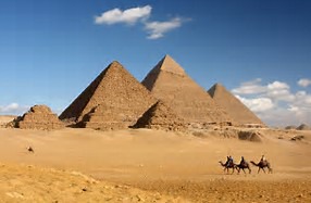 Dans quelle région d'Egypte se situent les pyramides ?