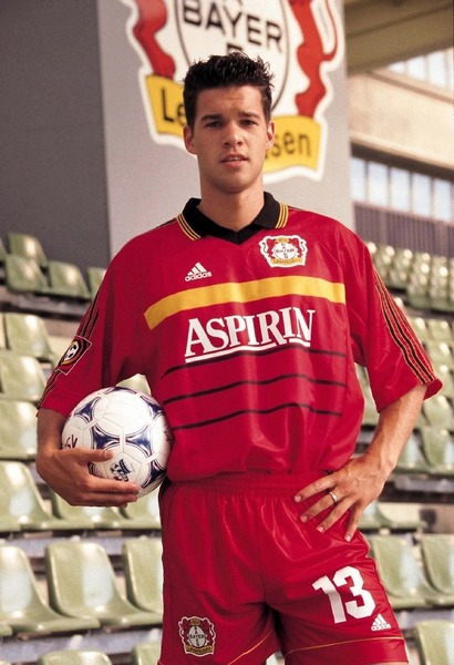 En 1999, quelle somme le Bayer Leverkusen a déboursé pour l'engager ?