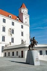 Ako sa volá socha, ktorá stojí pred vchodom do Bratislavského hradu?