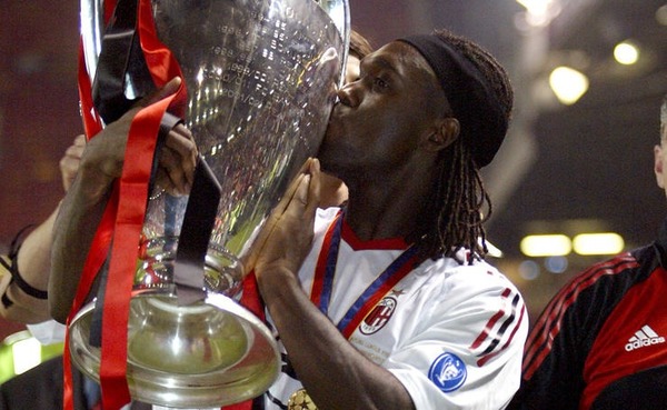 En 2003 il remporte la finale de la Champions League face à...