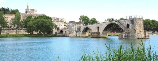 Pourquoi le pont d'Avignon s'arrête-t-il au milieu du Rhône ?
