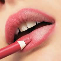 Quand on met du crayon à lèvres, que mettons-nous par dessus ?