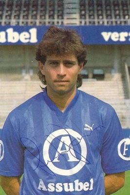 Meilleur buteur du championnat belge en 1990, il a ensuite joué à Bari puis Strasbourg, l'australien ?