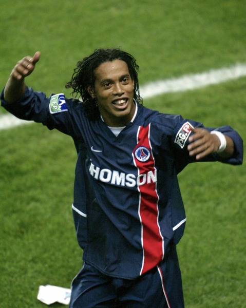 Joueur emblématique du football des années 2000, véritable sensation du mercato estival de première division en 2001, le néo-parisien Ronaldinho régala auparavant les supporters du club brésilien de ...