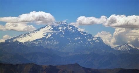 Le plus haut sommet du continent américain est :
