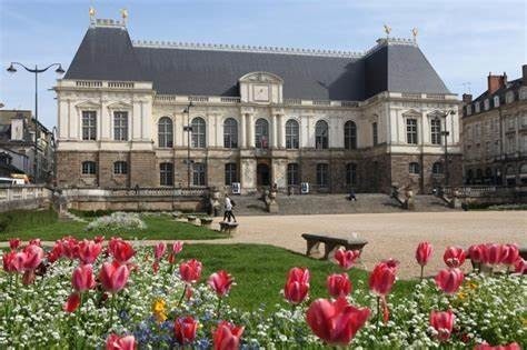 Quel est ce bâtiment situé à Rennes ?