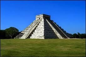 Quelle civilisation précolombienne est à l'origine de la pyramide de Chichen Itza au Mexique ?