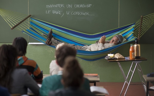 Dans le film "Les profs", réalisé par Pierre-François Martin-Laval en 2013, quel acteur incarne Serge Cutiro, le professeur le plus paresseux de l'établissement ?