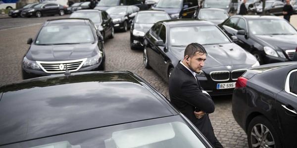 Quelle entreprise suscite la colère des taxis en proposant des services de voitures avec chauffeur à la demande ?