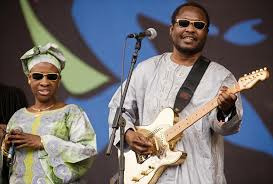 Chanteur, non-voyant, malien marié et associé à Mariam. Mort le 4/4 à 70 ans ?