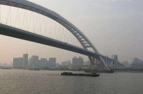 Est-ce que le pont de Lupu se trouve en Chine ?