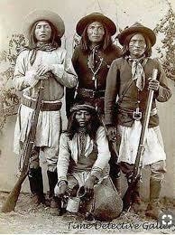 Ils ont eu pour chef les célèbres Cochise et Geronimo. De quelle tribu s’agit-il ?