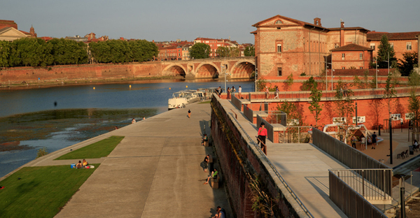 Dans le centre historique, quelle est la plus grosse différence de hauteur entre la rive gauche et la rive droite de la Garonne ?