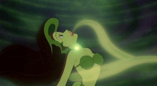 Dans quoi Ursula enferme-t-elle la voix d'Ariel ?