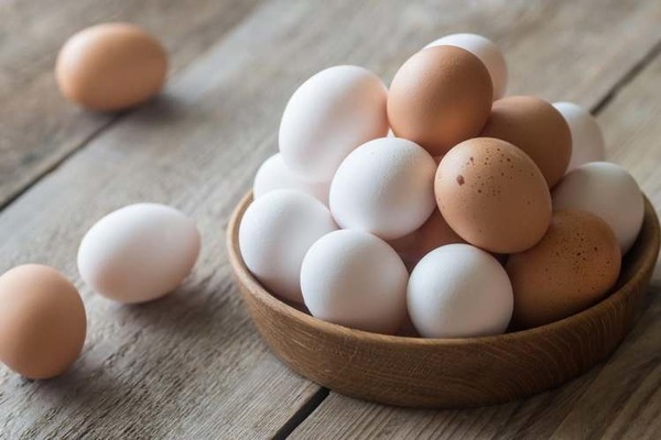 Un œuf de poule avec une coquille blanche est un œuf qui a subi un traitement chimique pour la blanchir ?