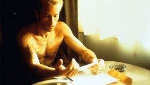 Dans "Memento" (2000), en plus de ses tatouages, comment Leonard Shelby fait-il pour se rappeler des faits essentiels de sa vie ?