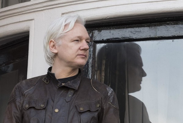 Où se trouve actuellement Julian Assange ?