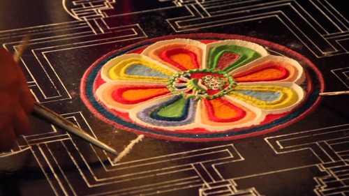 Dans quelle religion les moines font des mandalas colorés en sable ?