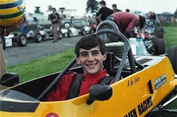 En 1981, avec quelle écurie a-t-il remporté le Championnat de Grande-Bretagne de Formule Ford 1600 ?