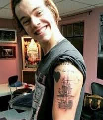 Pourquoi Harry a fait son tatouage représentant un bateau sur son épaule ?