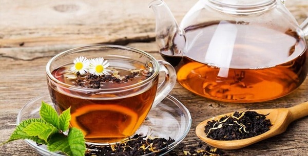 Quelle est la température idéale de l'eau pour infuser du thé noir ?
