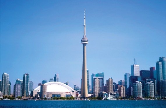 Quelle attraction touristique de Toronto est une des plus hautes structures autoportantes ?