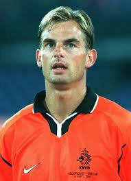Ancien footballeur néerlandais et du Barça, frère jumeau de Frank De Boer, prénomée ?