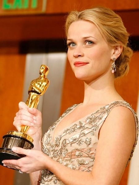 Pour son rôle dans Walk the Line, elle remporte l'Oscar de la meilleure actrice. C'est ?