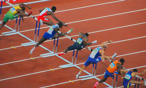 Sur un parcours de 110 mètres haies classique, combien l'athlète doit-il sauter de haies ?