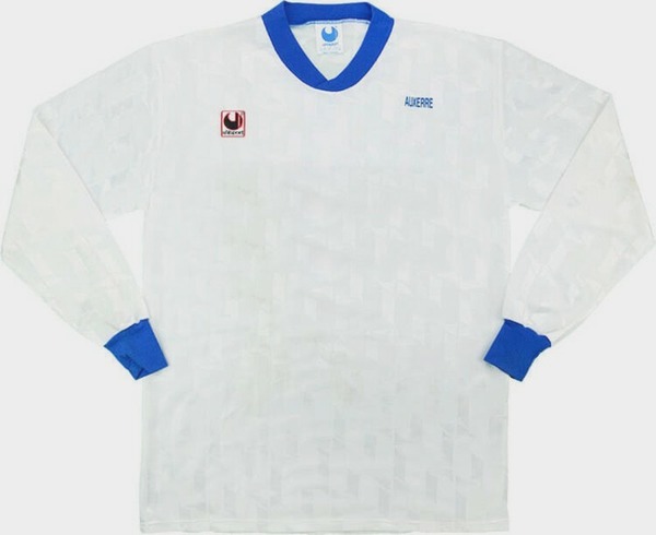 Quel sponsor pouvait-on voir sur ce maillot de l'AJ Auxerre lors de la saion 92/93 ?