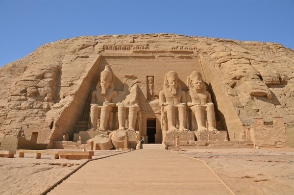 Quel pharaon a ordonné la construction des temples d’Abou Simbel ?