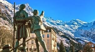 Cette sculpture en bronze représente le guide Balmat pointant le doigt en direction du Mont Blanc pour l'indiquer à Horace-Bénédict de Saussure. Dans quel département se trouve cette statue ?