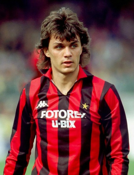 Il fait ses débuts en 1985 au Milan AC, un club qu'il ne quittera jamais. C'est ?
