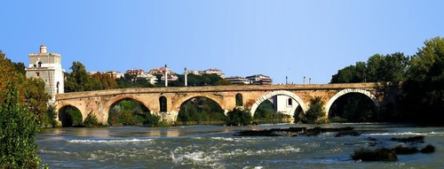 Quel est le nom de ce pont qui se trouve sur le Tibre à Rome (Italie) ?