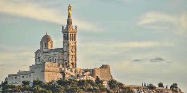 Quelle basilique veille sur la ville de Marseille ?