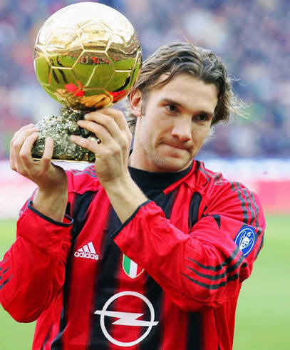 Lorsqu'il remporte le Ballon d'Or 2004, quel joueur est son dauphin ?