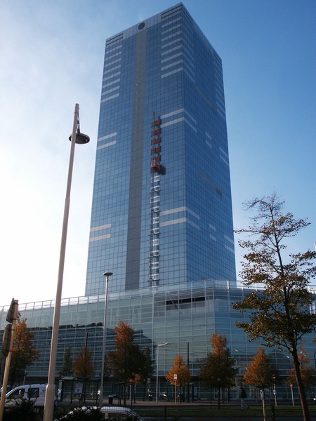 Quel gratte-ciel situé à Bruxelles est le plus grand de Belgique ?