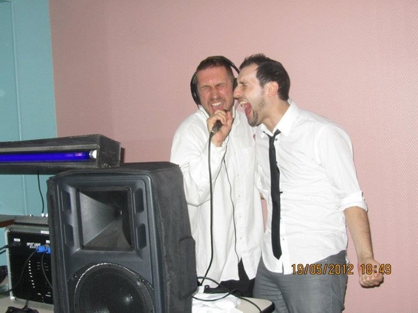 Quand quelqu'un chante faux, on dit qu'il chante comme une.....