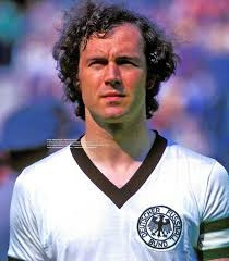 Ex footballeur, entraîneur et manager légendaire allemand champion du monde comme joueur et entraîneur mort le 7/1 ?