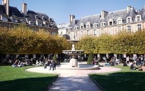 Quelle est la place la plus ancienne de Paris, juste avant la place Dauphine ?
