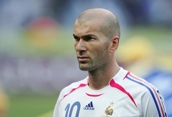 Lors de la finale du Mondial 2006, de quelle manière Zinédine Zidane a-t-il ouvert le score ?