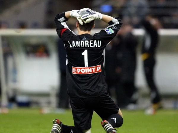De quelle manière Mickaël Landreau a-t-il manqué son tir lors de la finale de la Coupe de la Ligue 2004 face à Sochaux ?