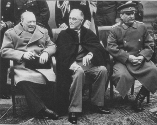 Quelle réunion envisage en février 1945 l'après guerre ?