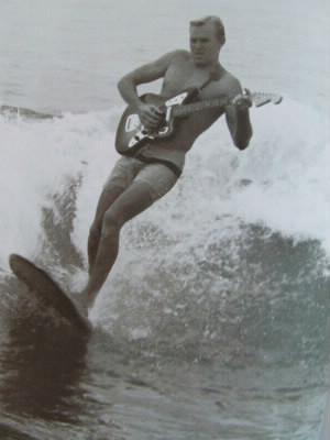 Qui est justement surnommé :"King of surf guitar" ?