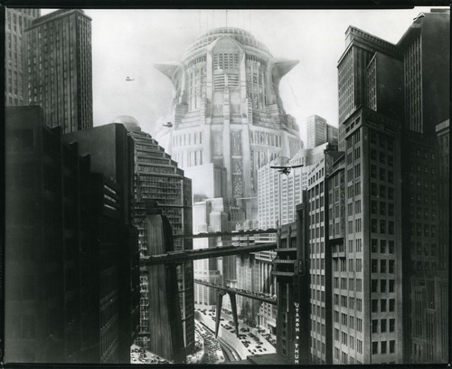 Metropolis, film visionnaire de science-fiction datant de 1927, a été réalisé par quel cinéaste ?